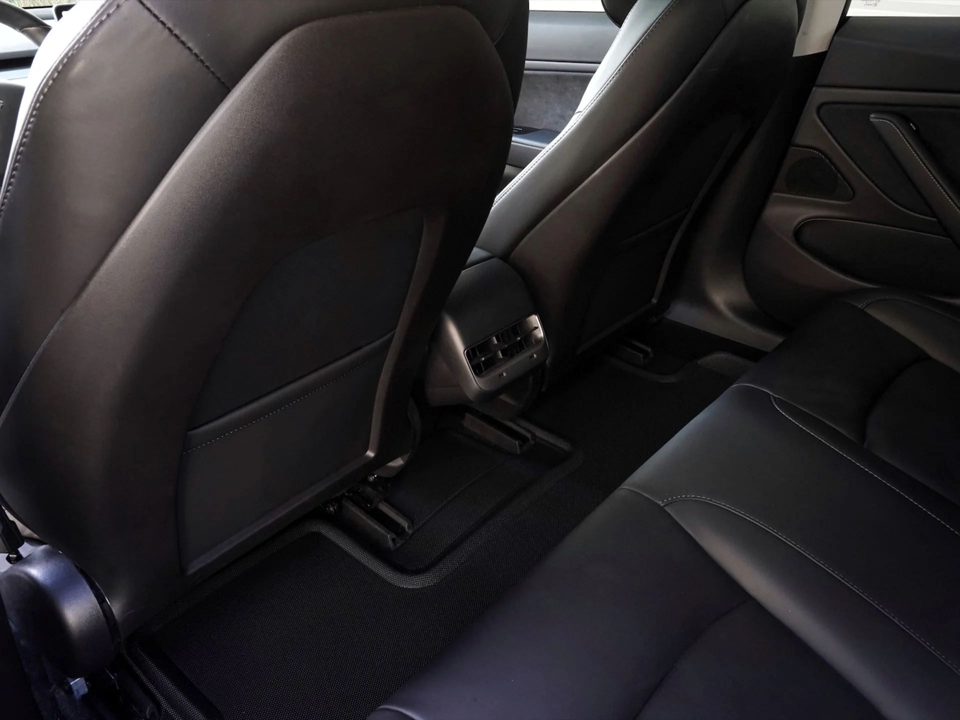 Tesla Model 3 Floor Mats and Liners by 3D MAXpider - Image 3