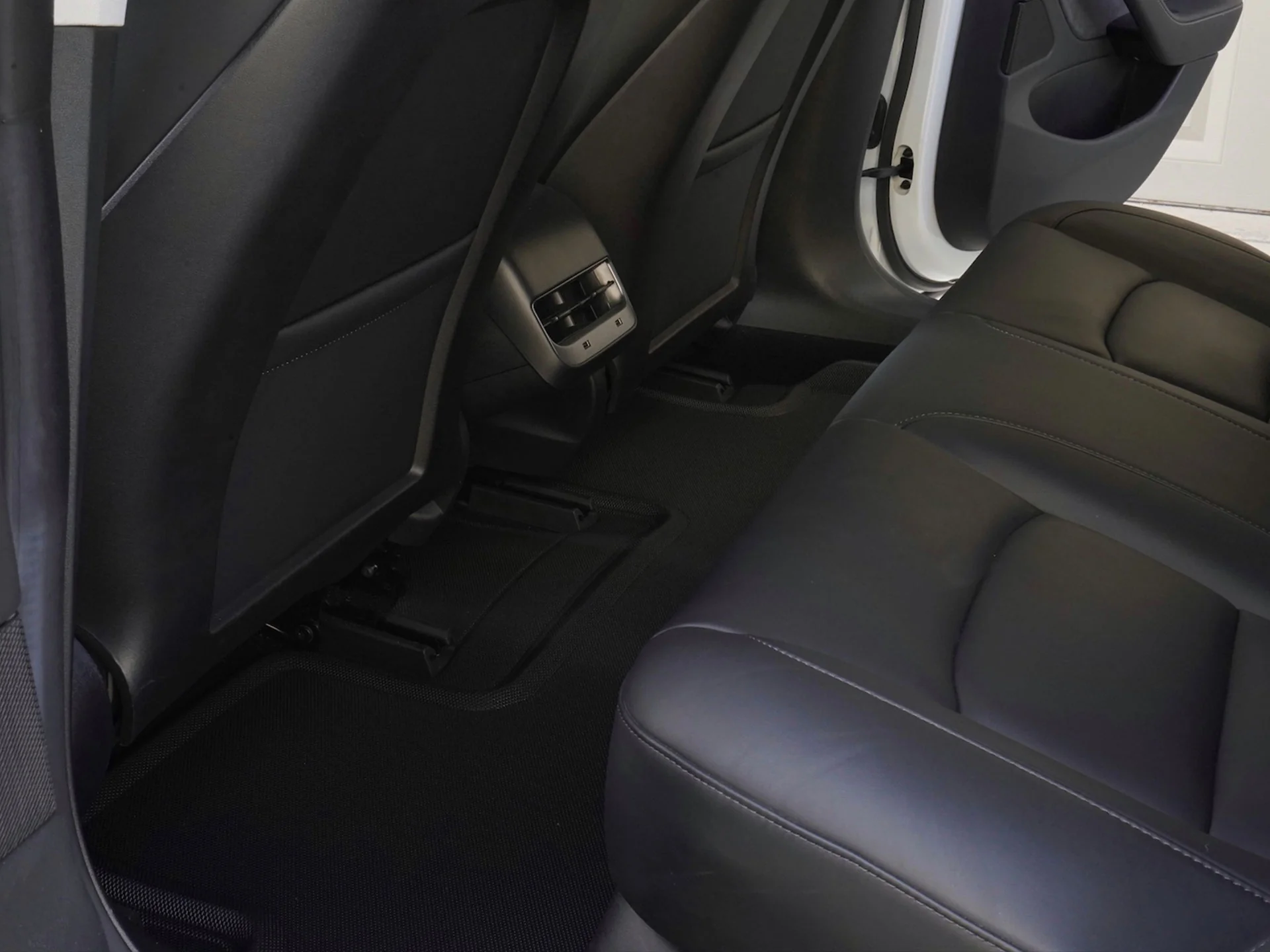 Tesla Model 3 Floor Mats and Liners by 3D MAXpider - Image 7